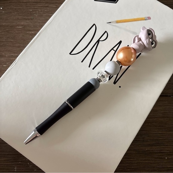 Disney Doorables: The Hunchback of Notre Dame: Laverne handmade beaded pen - Picture 2 of 3